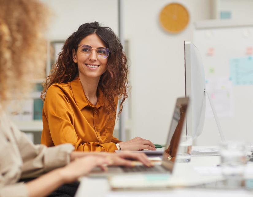 Collaboratrice Siege social entreprise O2, discussion collegue