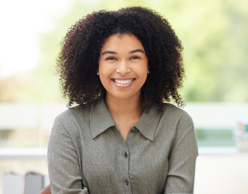Femme Souriante, responsable agence O2 en France